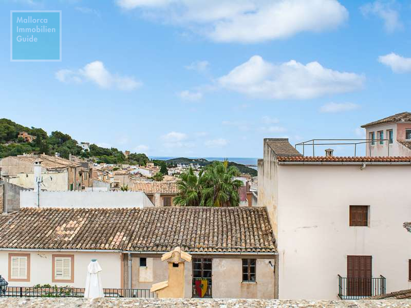 Casa Capdepera: en el centro con 2 apartamentos y un restaurante